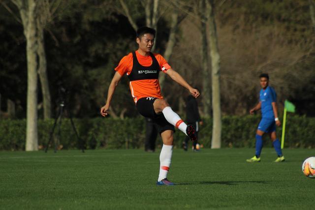 32岁内马尔沙特躺平 36岁莱万西甲拼命15场进17球