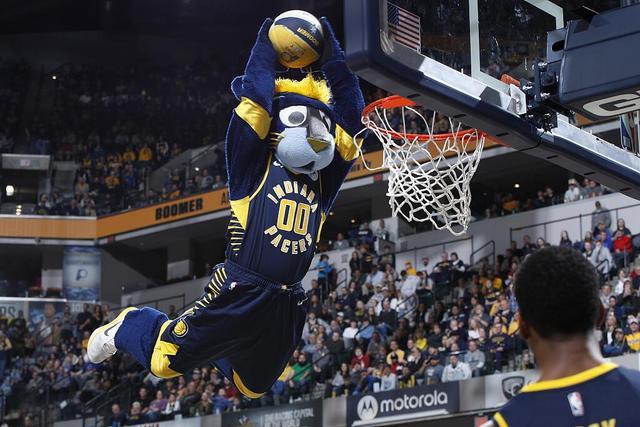 32岁内马尔沙特躺平 36岁莱万西甲拼命15场进17球